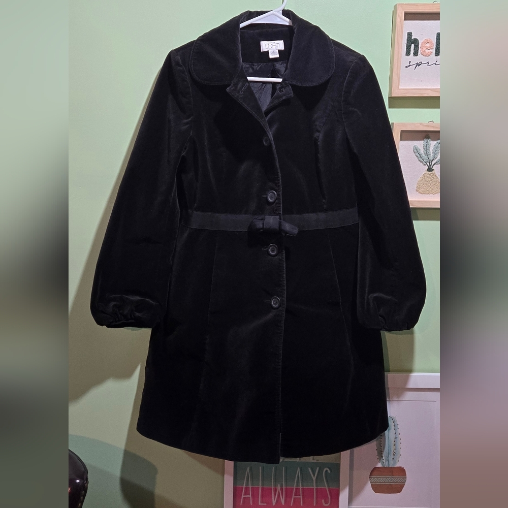 Black pea cost with puffy sleeves